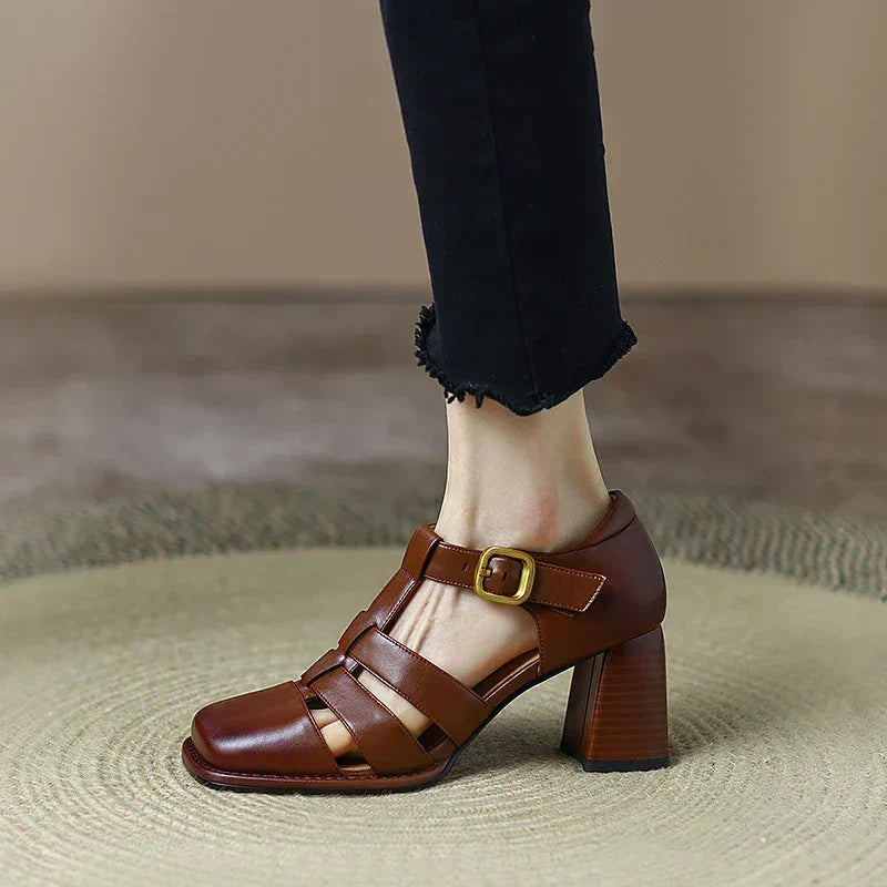 Chaussures Rivanza vintage pour femmes à talons blocs, élégantes et confortables pour un look rétro printanier.