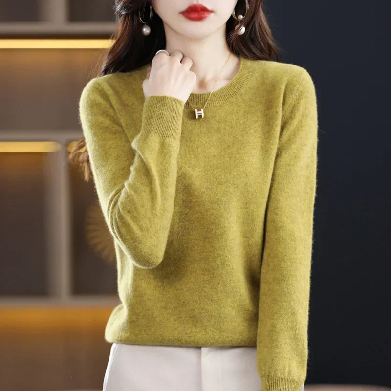 Pull femme essentiel garde-robe, doux et élégant. Parfait pour le froid, un style chic féminin.