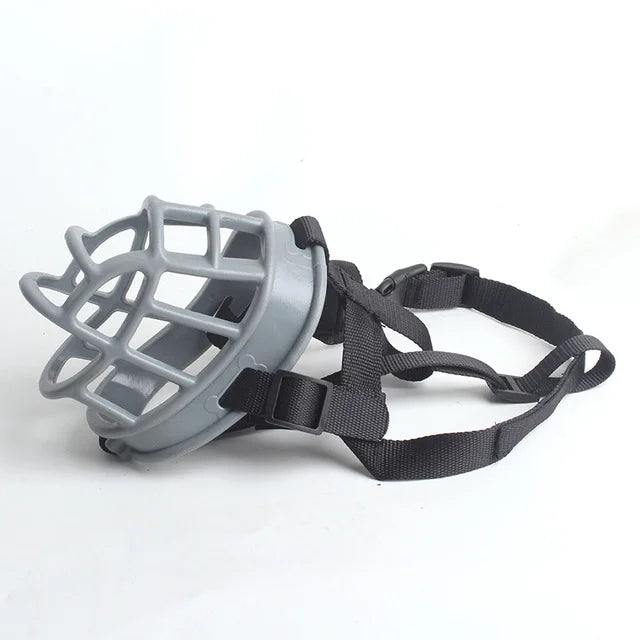 Accessoire de dressage : muselière en silicone réglable, légère et confortable pour chien actif.
