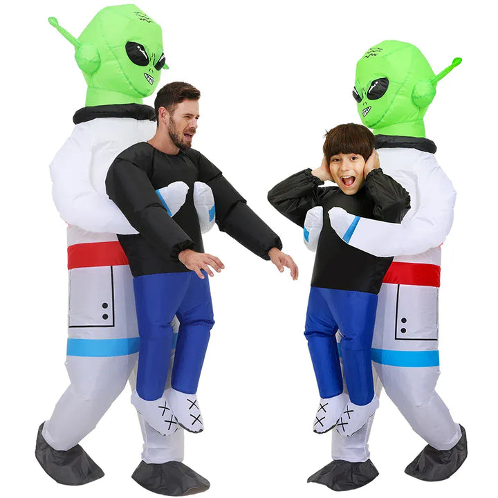 Déguisement gonflable Alien vert portant un astronaute, amusant pour fêtes d'adultes et enfants.