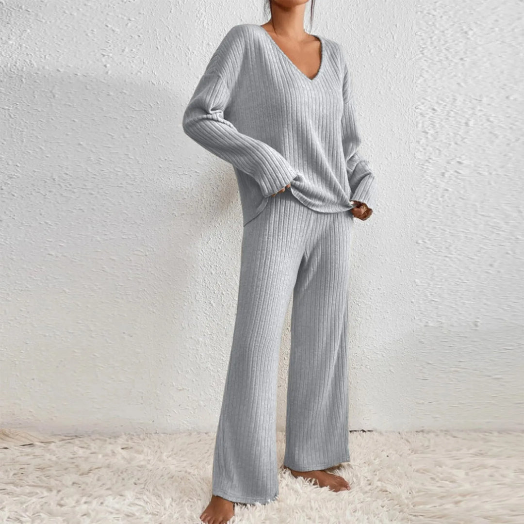 Loungewear chic: ensemble femme maille douce, pull col V et pantalon confortable.
