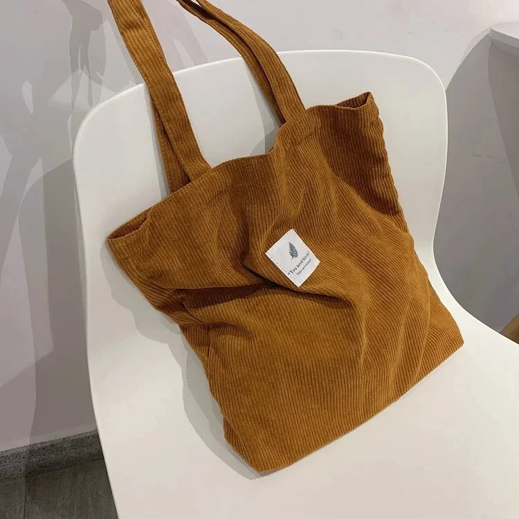 Sac cabas femme grand format en velours côtelé résistant, chic pour l'épaule. Parfait automne-hiver.
