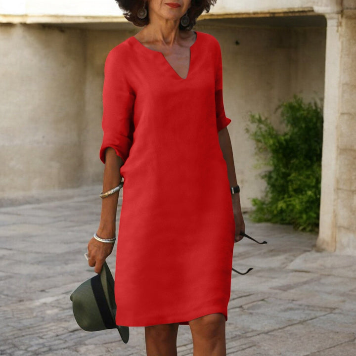 Femme portant une robe longue fleurie estivale, élégante et fluide. Idéale pour le confort et le style.