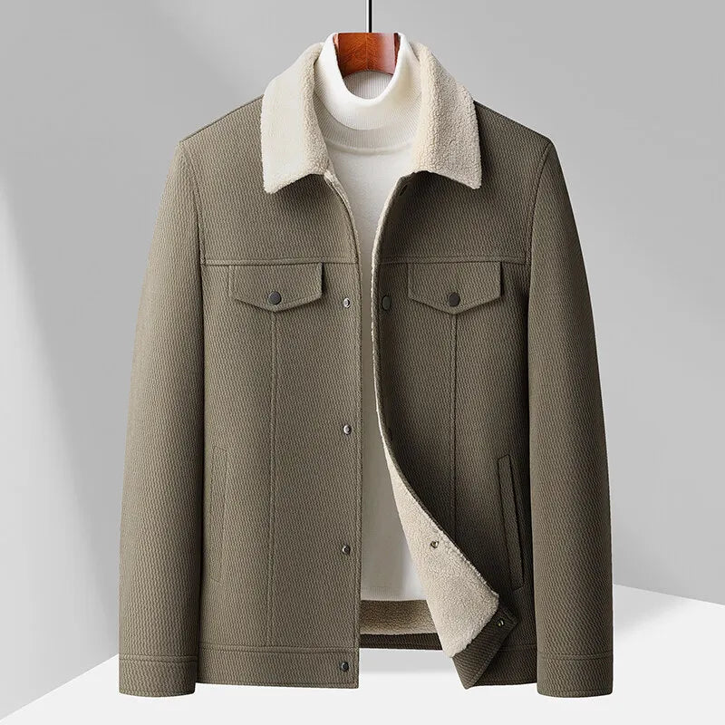 Veste homme chaude, décontractée et élégante. Parfaite pour l'hiver urbain avec ses boutons et poches fonctionnelles.