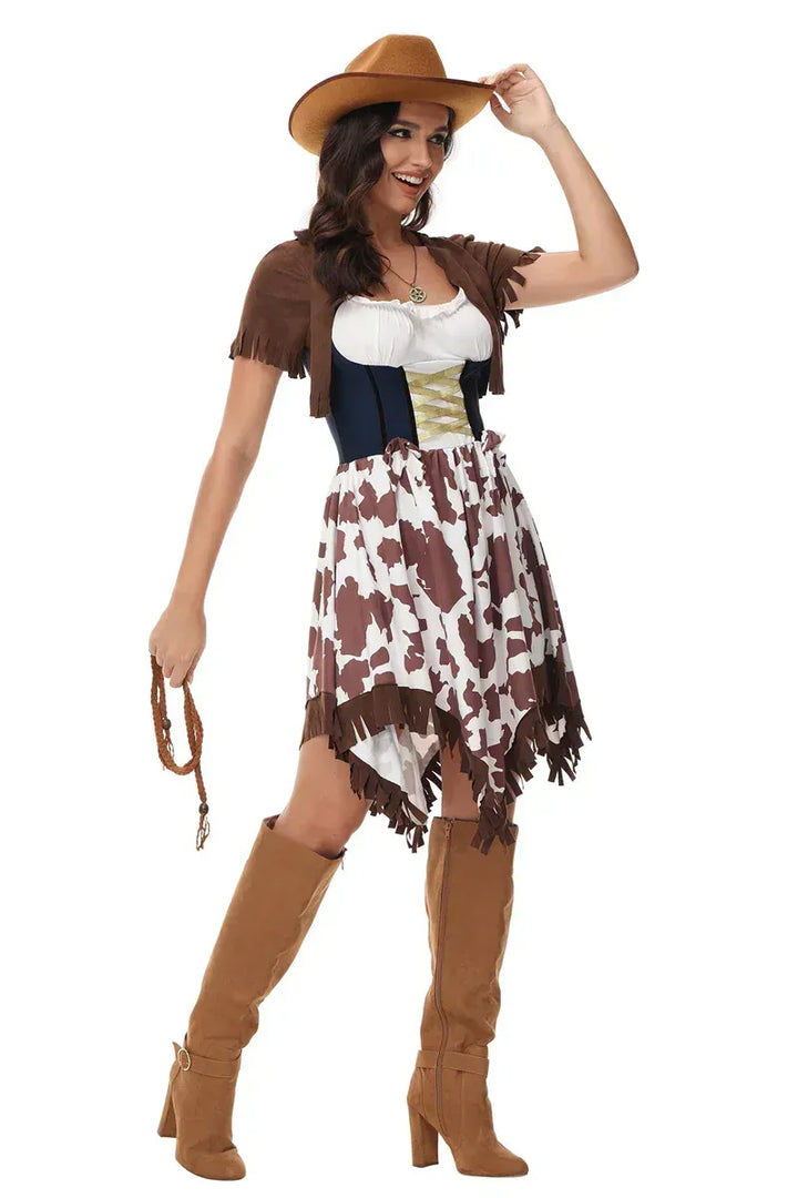 Déguisement cowgirl femme western, robe à franges, motif vache, pour fête à thème ou carnaval.