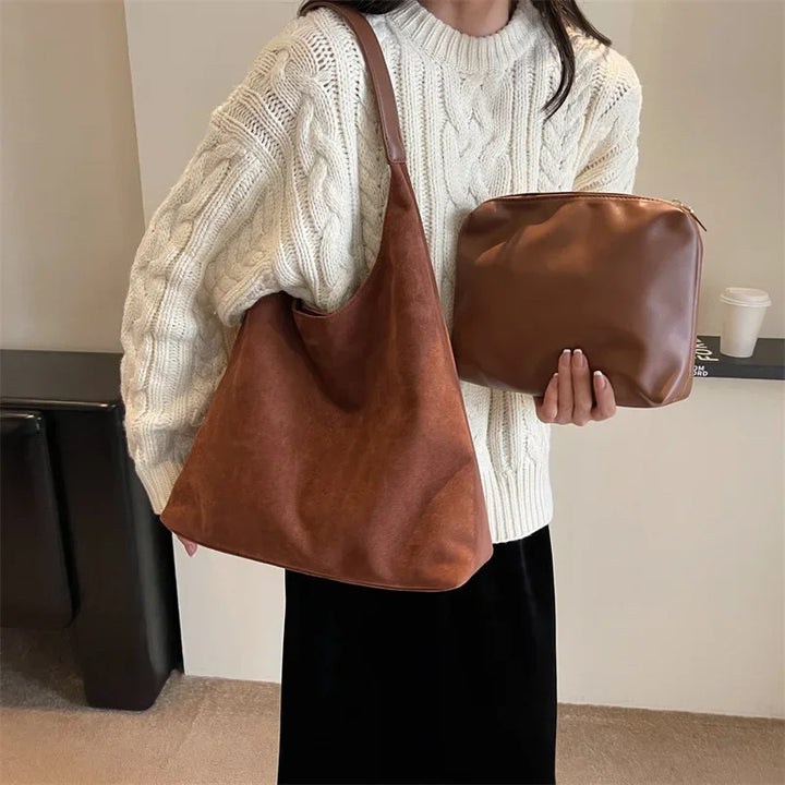 Sac besace femme beige en suédine, élégant et versatile, un must-have pour la mode automne.