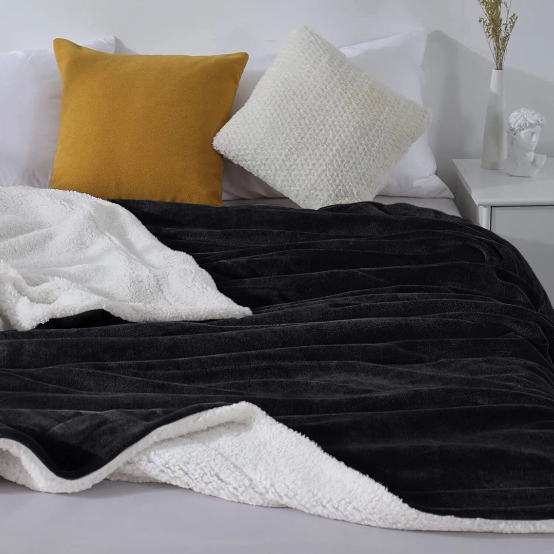 Plaid sherpa réversible ultra doux pour un confort cocooning à la maison, chaleur assurée.