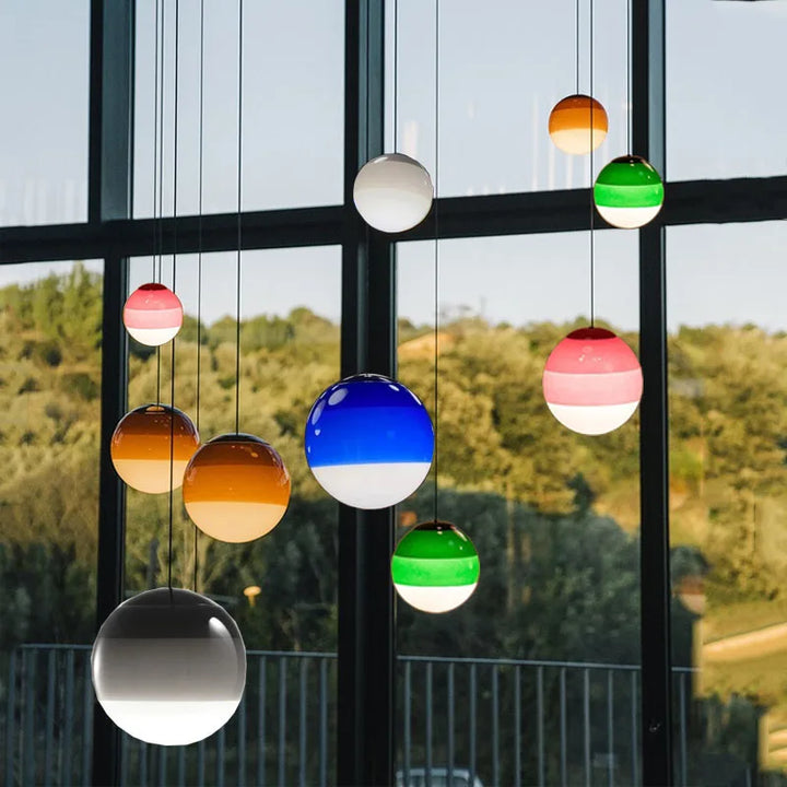 Lampe suspendue LED NordicLuxe en verre dégradé, design élégant pour intérieur moderne.