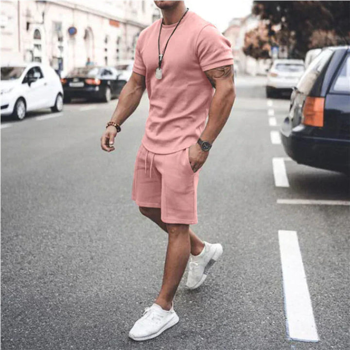 Tenue respirante homme Ethan, chemise et short légers parfaits pour la mode estivale.