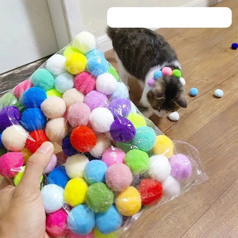 Balle pompon interactive pour le divertissement et l'activité des chats d'intérieur, un accessoire essentiel.