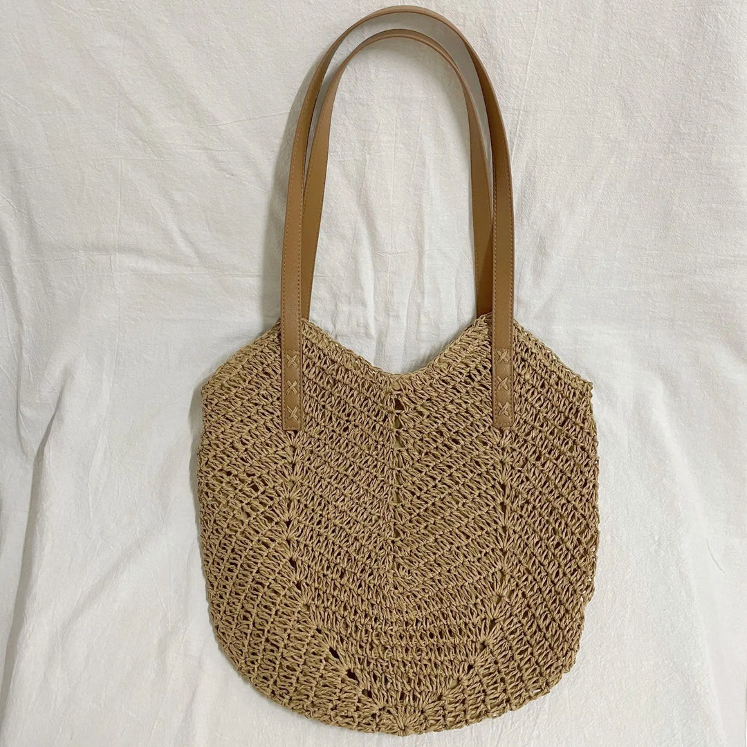 Sac en paille tissée crème, léger et élégant. L'accessoire parfait pour un look estival bohème décontracté.