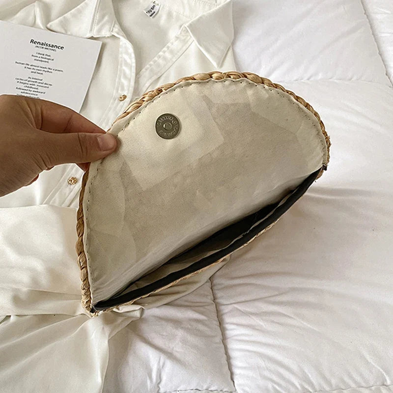 Sac à main en paille tressée pour femme, chic et léger, idéal pour les sorties estivales.
