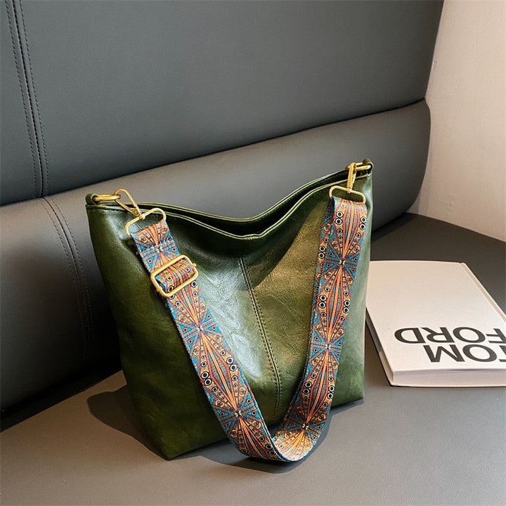 Sac à main marron vegan pour femme, avec bandoulière ajustable, style chic et parfait pour le quotidien.