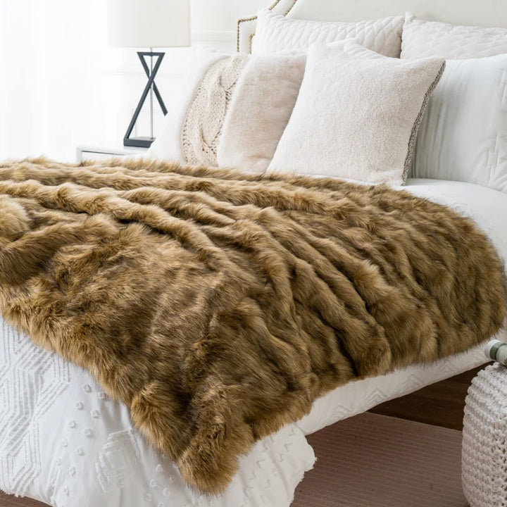 Fausse fourrure de renard luxueuse, conçue pour un confort optimal et une touche déco élégante.