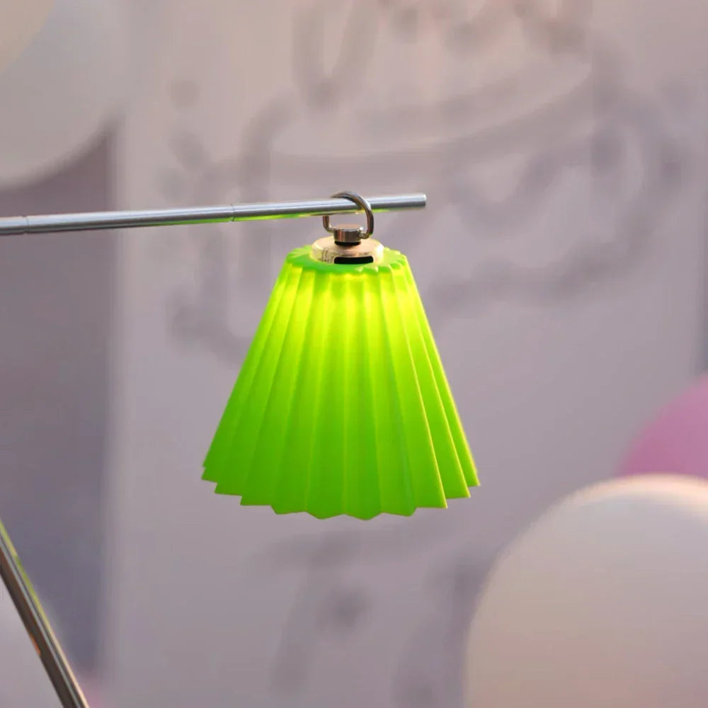 Accessoire camping: écran en silicone robuste pour lanterne, transforme l'éclairage en lumière douce.
