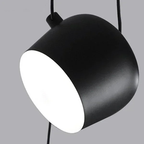 Lampe LED de plafond au design araignée, noir mat. Éclairage industriel moderne pour grand espace.