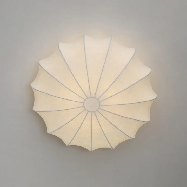 Plafonnier design scandinave en soie, couleur ivoire. Éclairage LED doux pour une ambiance cosy.