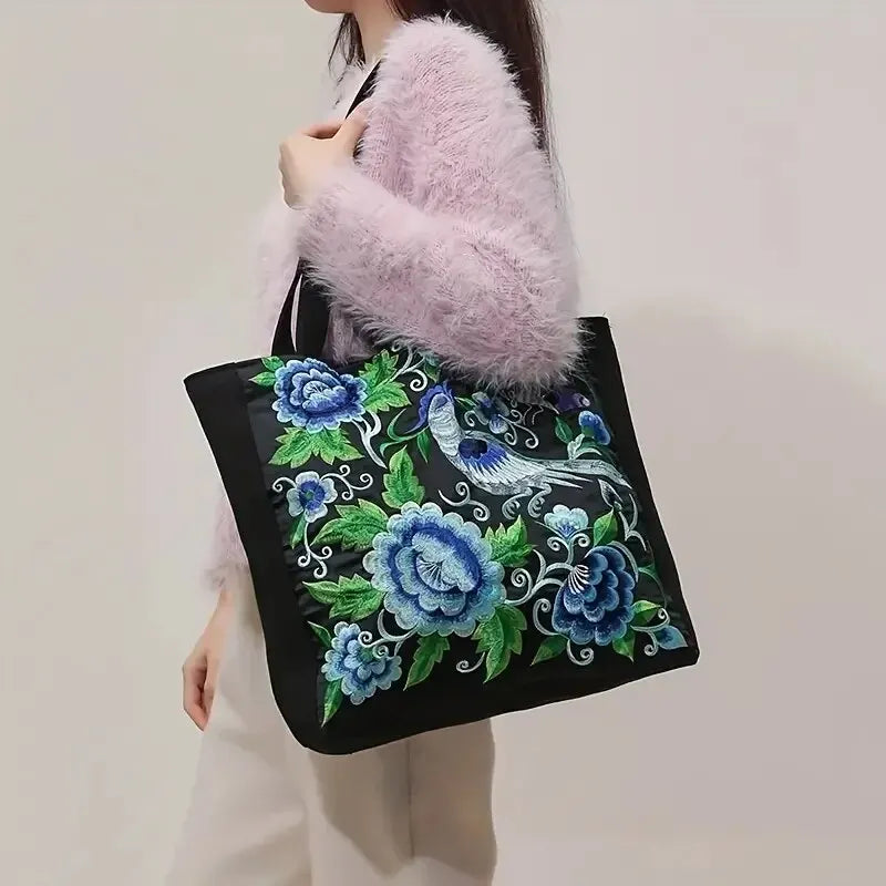 Sac cabas femme unique avec broderies colorées, grand sac shopping en toile, un accessoire mode original et spacieux.