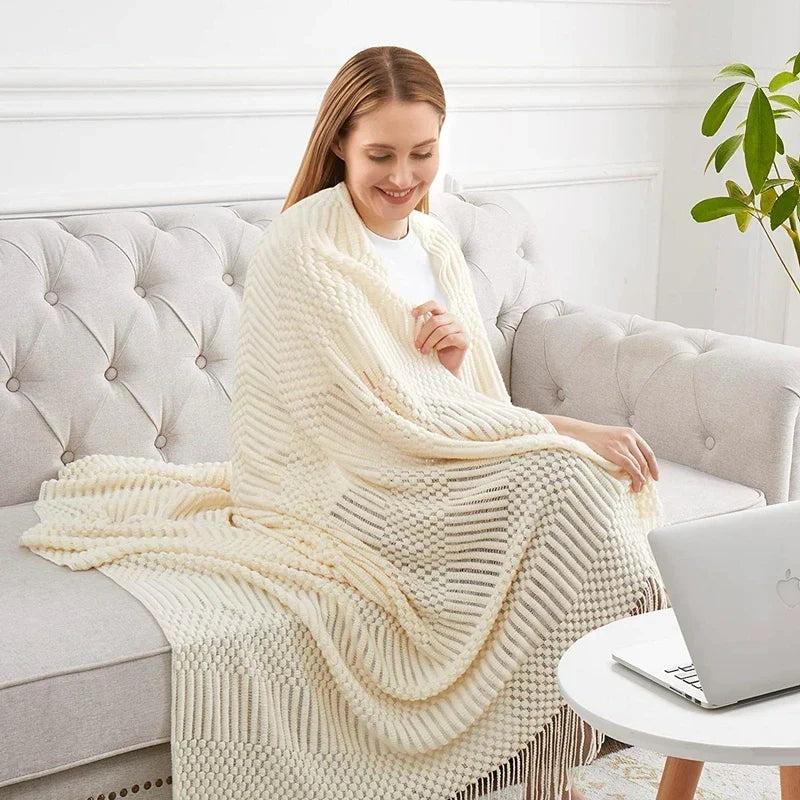 Jeté de lit tricoté doux en coton, offrant confort et élégance bohème à la chambre à coucher.