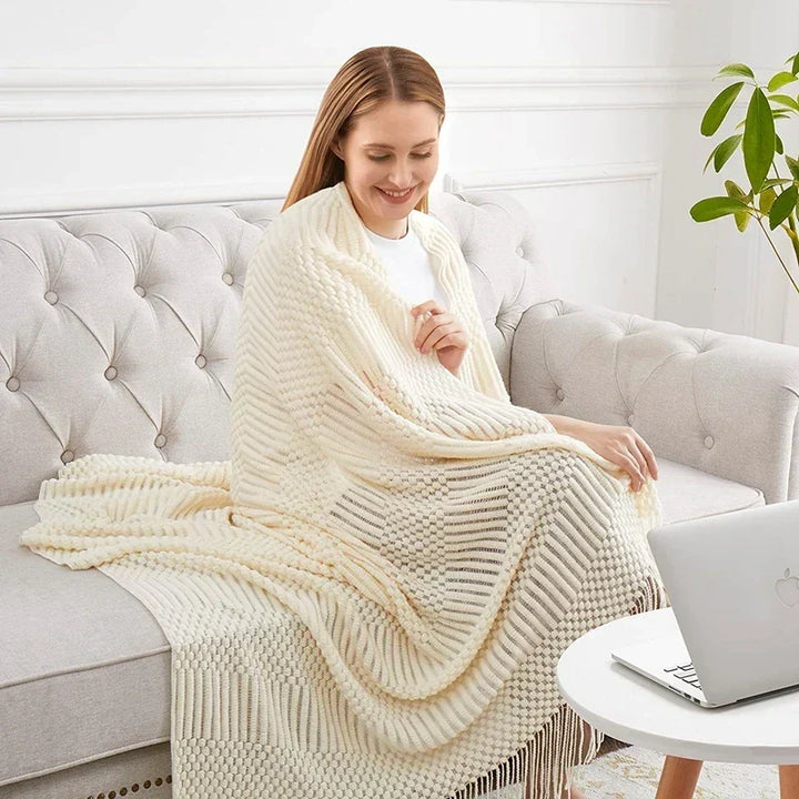 Jeté de lit tricoté doux en coton, offrant confort et élégance bohème à la chambre à coucher.