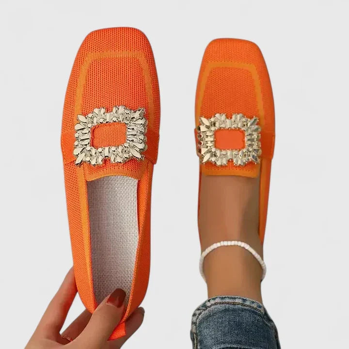 Mocassins beiges femme, chaussures plates élégantes et douillettes, pour un confort orthopédique au quotidien.