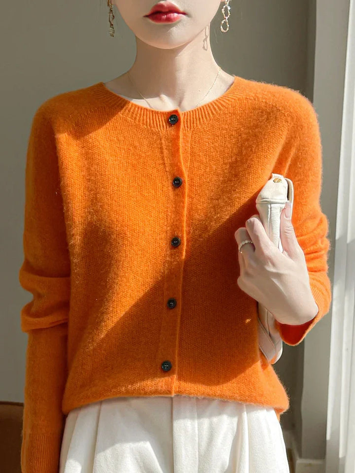 Cardigan long femme en maille fine, assurant confort et un look chic et décontracté.
