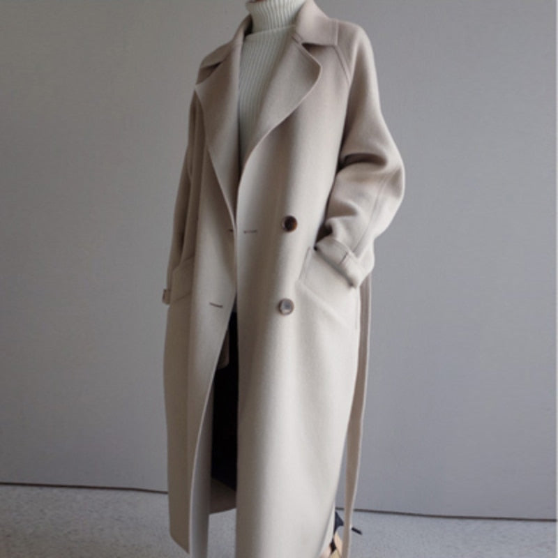 Manteau femme trench-coat en coton léger, style classique et confortable, idéal pour l'automne/printemps. Élégance assurée.