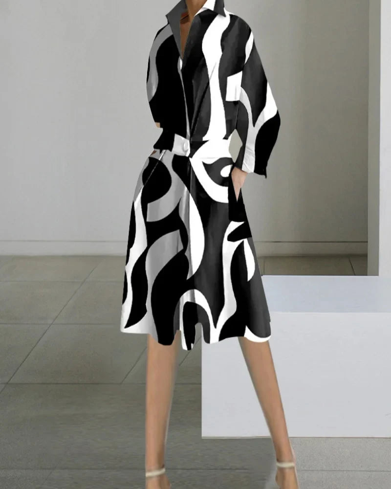 Robe midi femme à manches longues et col V. Poches latérales discrètes. Idéale pour un look polyvalent et moderne.