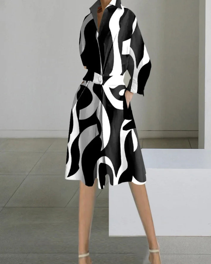 Robe midi femme à manches longues et col V. Poches latérales discrètes. Idéale pour un look polyvalent et moderne.