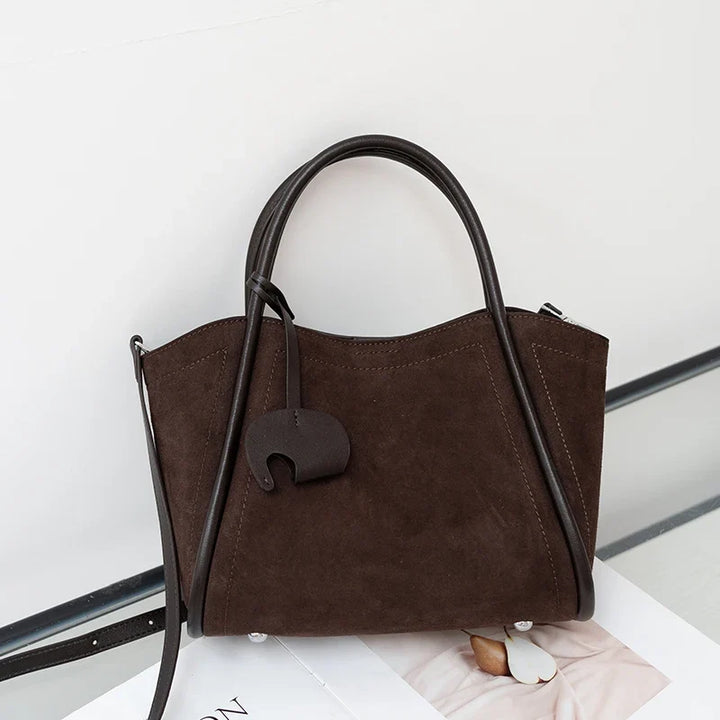 Cabas chic en daim souple pour femme, maroquinerie de qualité, alliant mode et élégance au quotidien.