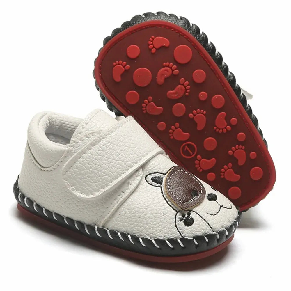 Chaussons bébé confortables en cuir souple avec motifs animaux, idéales pour les premiers pas en été.