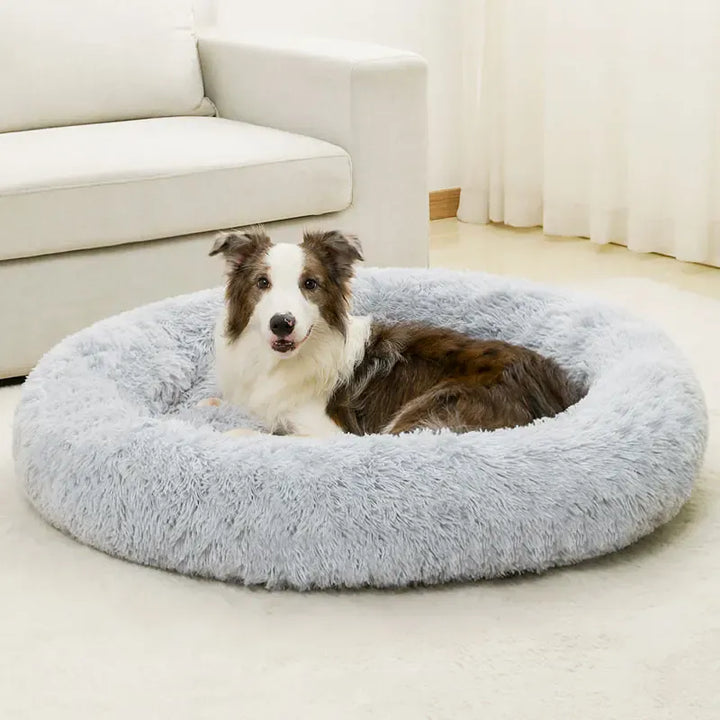 Lit douillet en peluche gris pour chien ou chat, offrant un couchage apaisant et confortable à votre animal de compagnie.