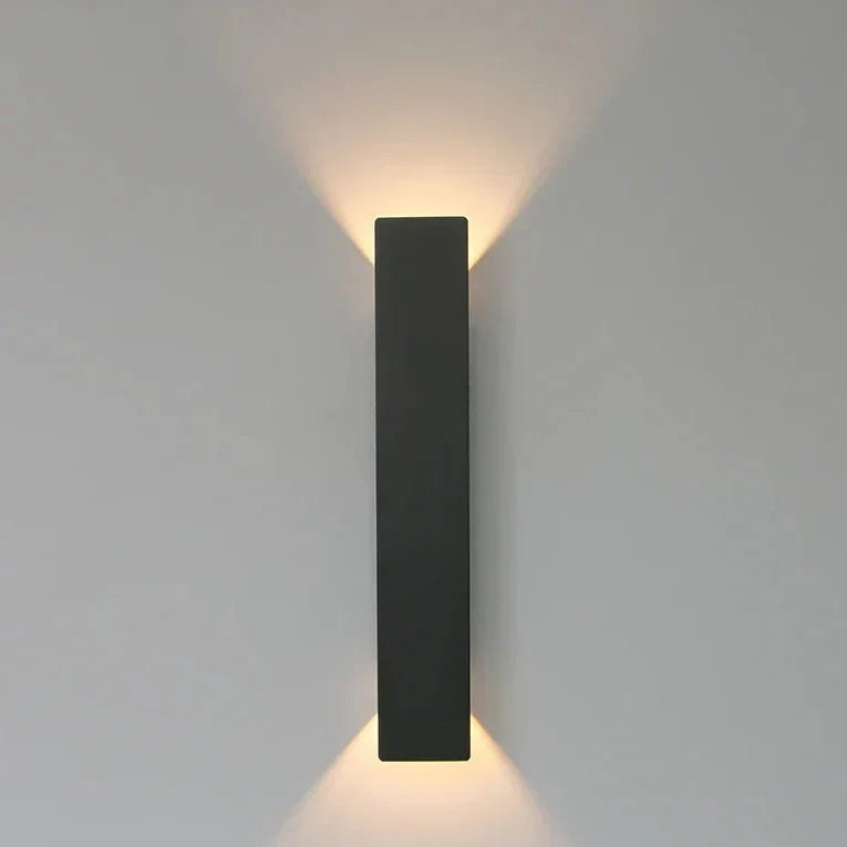 Applique murale LED extérieur IP65, design linéaire contemporain pour éclairer jardin et balcon.