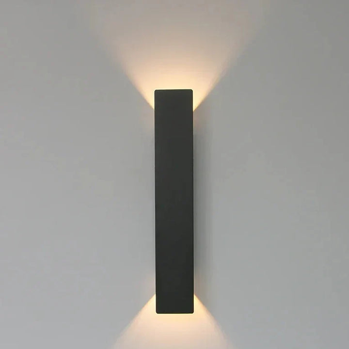 Applique murale LED extérieur IP65, design linéaire contemporain pour éclairer jardin et balcon.