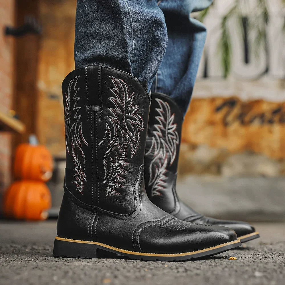 Gros plan sur les broderies complexes des bottes Western homme style cowboy, bout carré. Chaussures vintage.