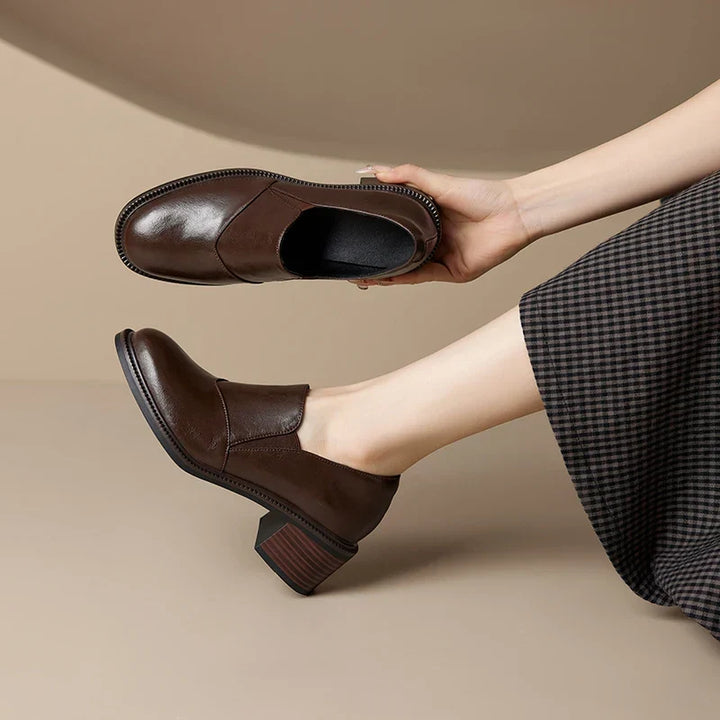 Mocassins femme noirs, confortables et stylés, avec un talon large et un bout rond pour un usage toute la journée.
