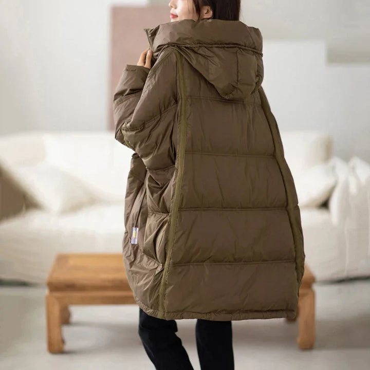 Doudoune femme oversize tendance, design hivernal moderne. Manteau chaud et élégant pour la mode féminine.
