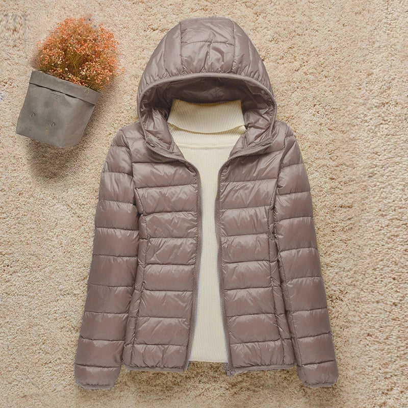 Doudoune mi-saison femme, coupe ajustée avec capuche. Confort et protection urbaine élégante.