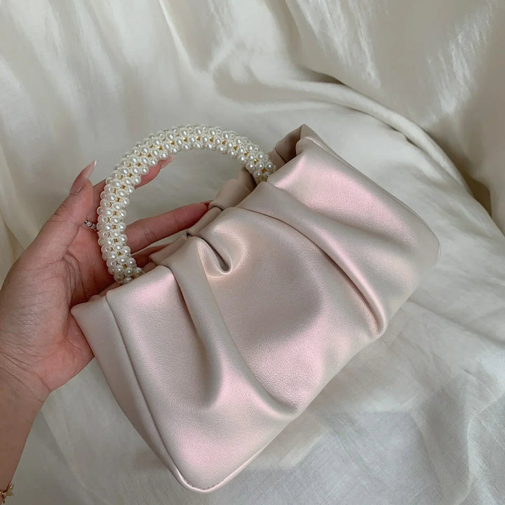 Texture scintillante du petit sac de soirée en similicuir, accessoire élégant pour femme.