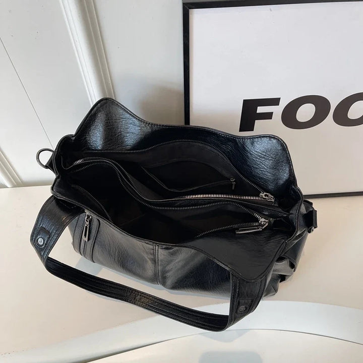 Intérieur spacieux et organisé du sac cabas Magda, conçu pour une utilisation quotidienne pratique.