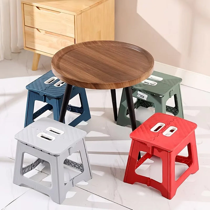 Escabeau compact en plastique, léger et pliable pour un rangement facile à la maison.