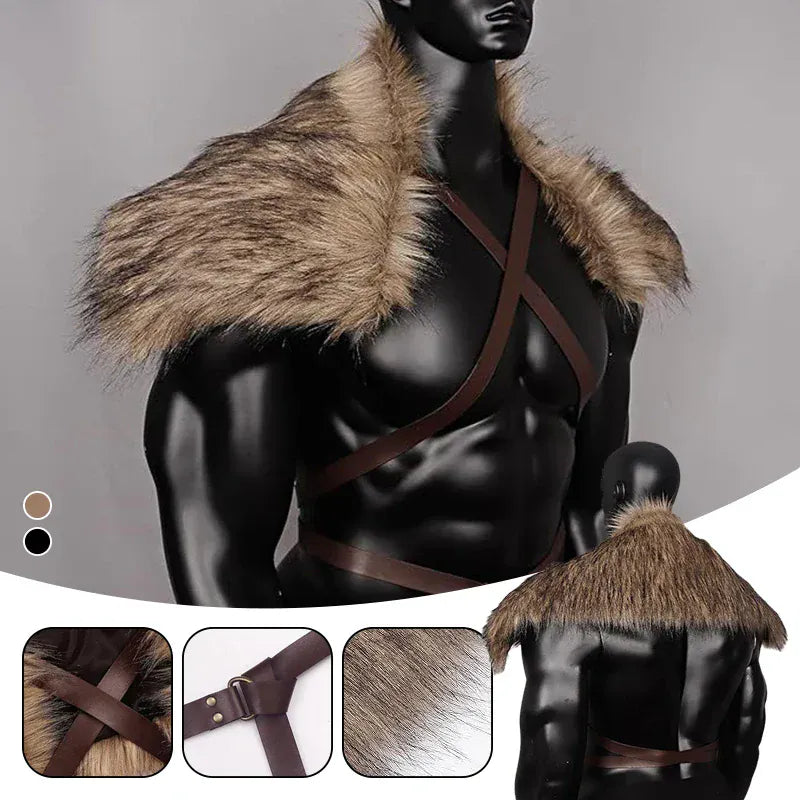 Gros plan sur la sangle et fausse fourrure de la cape viking pour homme. Complète un costume de guerrier médiéval.