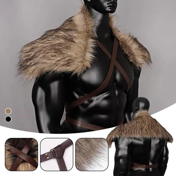 Gros plan sur la sangle et fausse fourrure de la cape viking pour homme. Complète un costume de guerrier médiéval.