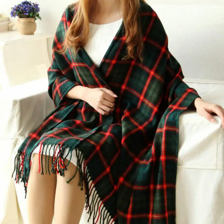 Écharpe de luxe douce et colorée pour femme, parfaite pour un look hivernal chic.