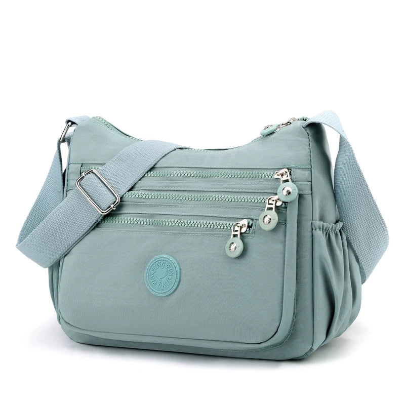 Sac bandoulière femme en nylon déperlant, parfait pour le voyage et une organisation optimale.