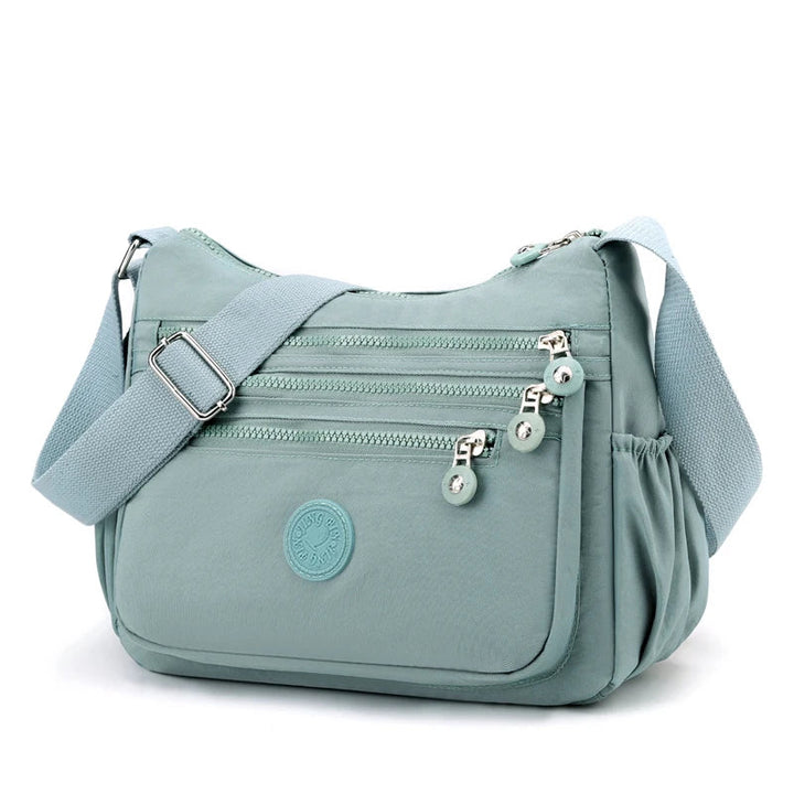Sac bandoulière femme en nylon déperlant, parfait pour le voyage et une organisation optimale.