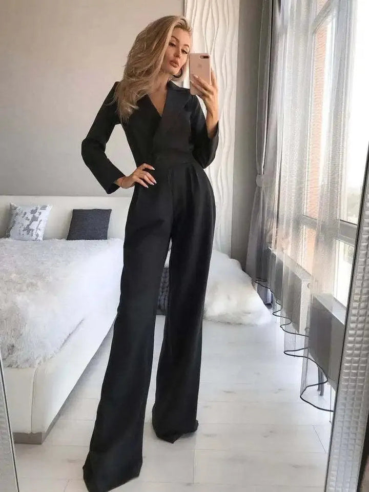 Combinaison femme élégante à manches longues, chic et confortable, parfaite pour une tenue de soirée ou le bureau.