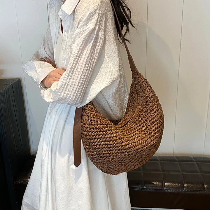 Accessoire d'été indispensable : sac banane en paille bohème pour femme, idéal pour la plage.