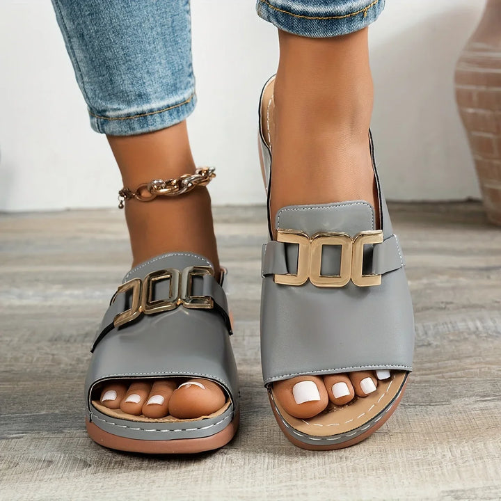 Chaussures sandales plates Mina pour femmes, design chic et ultra-confortable, avec brides et boucles ajustables.