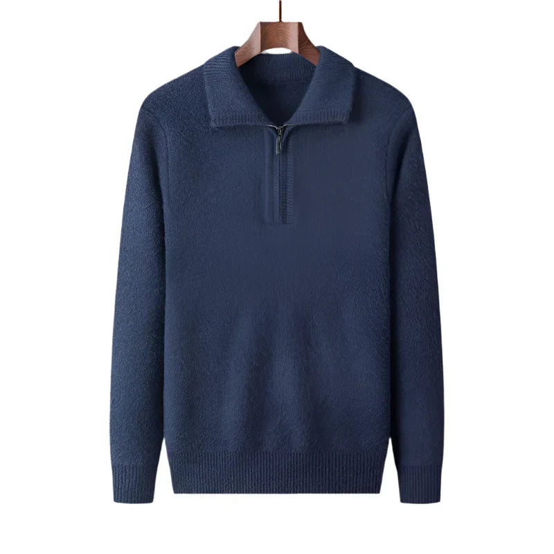 Homme portant un pull demi-zip chaud, idéal pour le confort et le style automne-hiver.